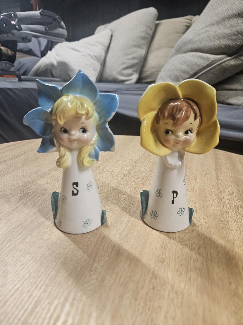 Cute Flower-Head Ceramic Salt & Pepper Shakers - Blue & Yellow